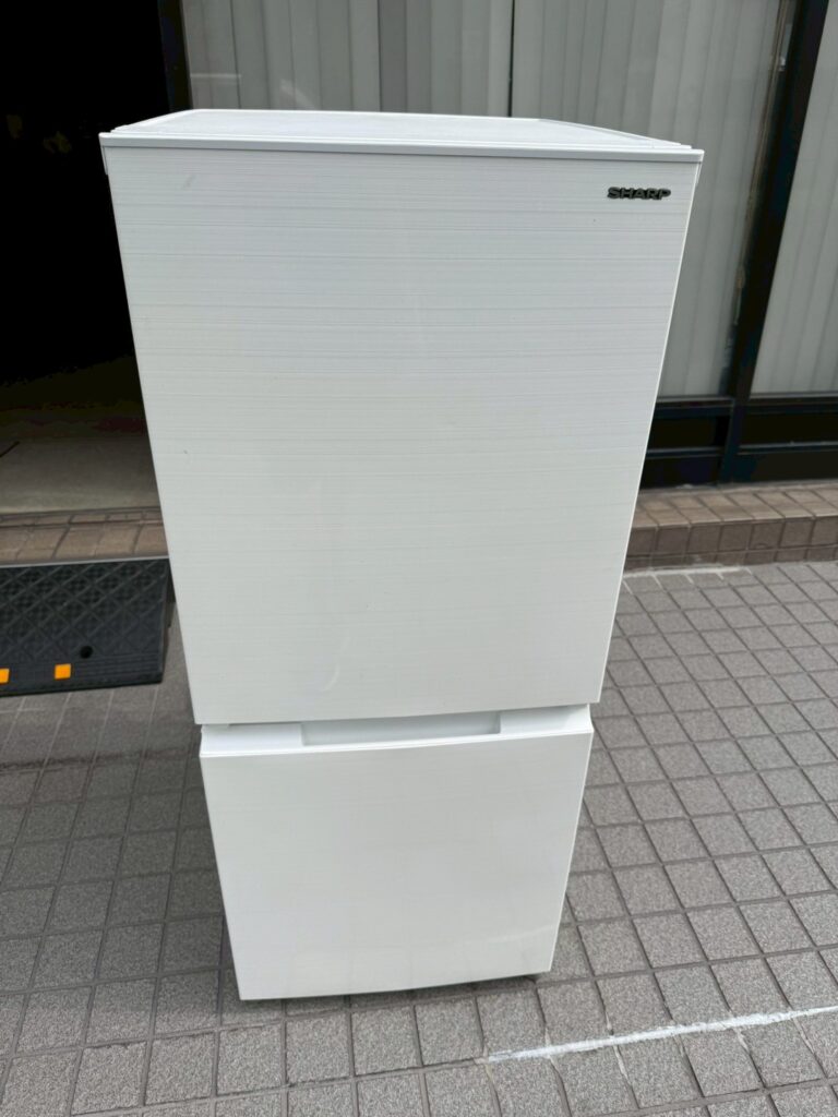 【出張買取 川口市】SHARP 2ドア冷蔵庫 SJ-D15G-W 2021年製 車庫に放置された冷蔵庫を出張買取