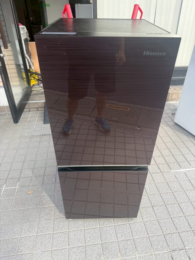 今回の川口市のお客様の出張買取内容 埼玉県川口市にお住まいのお客様より、引越しに伴う冷蔵庫の出張買取のご依頼をいただきました。 おいくら経由で複数の業者から見積もりを取られたそうです。 その中で、「川口市に実店舗があるなら安心」とのことで、BUY LINKを選んでいただきました。 お客様からも「査定内容の説明が丁寧で、やり取りがスムーズだった」と言っていただき、 初めての出張買取でも安心してお任せいただけたようです。 査定結果 メーカー： Hisense（ハイセンス） カテゴリー：2ドア冷蔵庫 型番：HR-G13C-BR 年式： 2022年製 容量： 135L 買取金額： 4,500円 今回の冷蔵庫は、人気のガラストップデザイン×ブラウンカラーのモデルです。 ハイセンスの中でも特にデザイン性が高く、落ち着いたインテリアにも調和する点が魅力的です。 また、135Lというコンパクトサイズながらも間冷式タイプのため、霜取りの手間がなく使いやすいのが特徴です。 外観・庫内ともに非常に綺麗な状態で、においや汚れもほとんどありませんでした。 中古市場でも人気の高い仕様のため、上限に近い査定価格をつけさせていただきました。 搬出状況 1階のお部屋からの搬出でしたが、玄関がやや狭めの構造でした。 さらに、玄関と共有スペースの間に15〜20cmほどの段差がありました。 慎重に角度を調整しながらの搬出となりました。 作業時は商品全体に蛇腹クッションと毛布養生を施しました。 玄関のドア枠や床に傷がつかないよう細心の注意を払いました。 お客様にも「思ったより静かで早かった」と言っていただけました。 お客様の声 「おいくらを利用して依頼しました。何社かやり取りしましたが、BUY LINKさんが一番連絡が早かったです。 また、査定内容や当日の流れも丁寧に教えてくれたので、安心して任せられました。」 川口市での冷蔵庫の出張買取ならBUY LINKへ 出張買取BUY LINKでは、おいくら経由のご依頼にも即日で対応しております。 川口市内はもちろん、蕨市・戸田市・さいたま市・所沢市・川越市など、埼玉県内の出張買取にも柔軟に対応可能です。 スピード対応・丁寧査定をモットーに、お客様の大切な家電を1点ずつ丁寧に査定いたします。 まずはLINEまたは、お電話でお気軽にご相談ください。