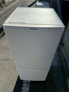 埼玉県川口市にてPanasonic NR-B14CW-W 2ドア冷蔵庫 2020年製を出張買取しました。 正面に傷があったものの、洗濯機とセット買いで対応。