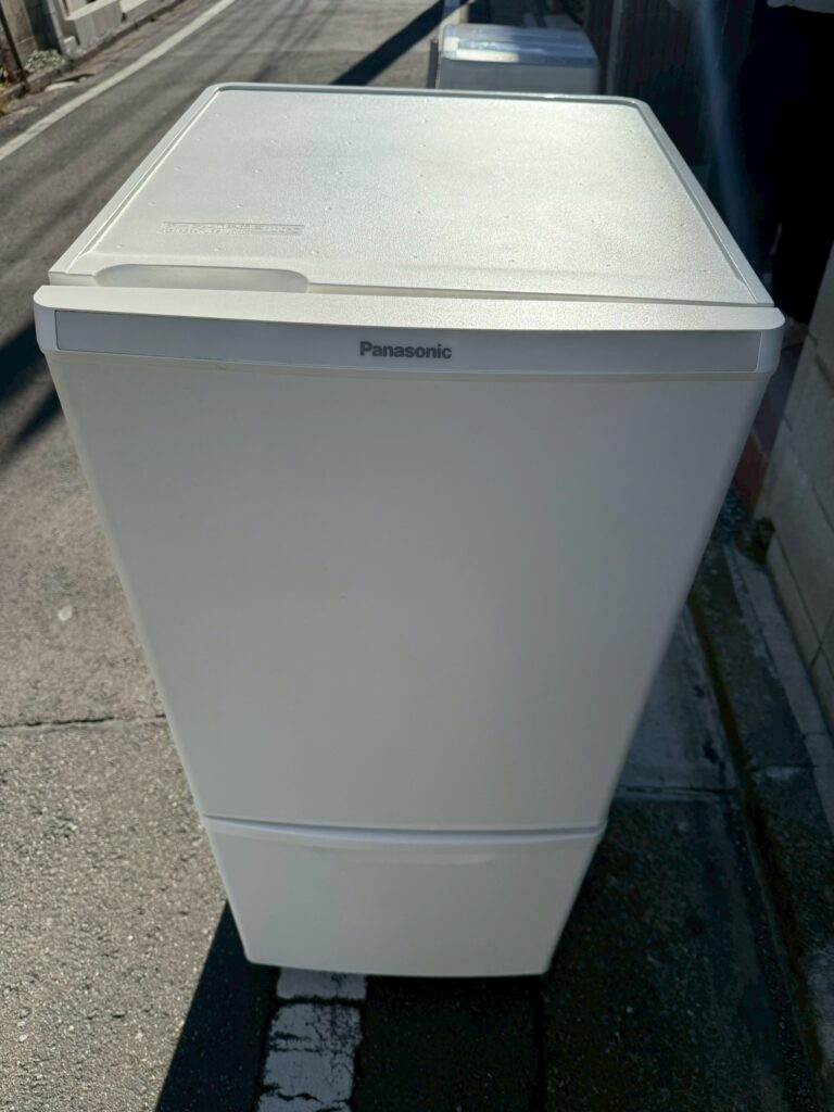 埼玉県川口市にてPanasonic NR-B14CW-W 2ドア冷蔵庫 2020年製を出張買取しました。 正面に傷があったものの、洗濯機とセット買いで対応。