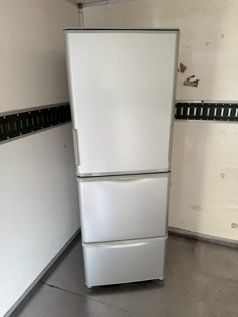 埼玉県川口市にてSHARP 3ドア冷蔵庫 SJ-W352F-S 2020年製を出張買取いたしました。