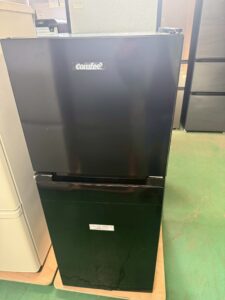 【東京都新宿区】Comfee’ 2ドア冷凍冷蔵庫 RCT128BL1JP（2025年製・132L）を出張買取しました｜壁との隙間が狭い難しい搬出も安全第一で対応