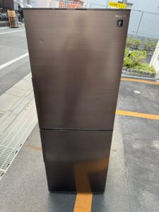 埼玉県さいたま市でSHARP3ドア冷蔵庫（SJ-PD28G-T・2021年製・280L）を出張買取しました｜正面傷ありでも庫内きれいで買取が実現