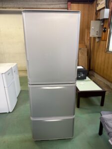 東京都板橋区でSHARP3ドア冷蔵庫（SJ-W356J-S・2022年製・350L）を出張買取しました｜正面凹み多数でも庫内きれいで買取が実現