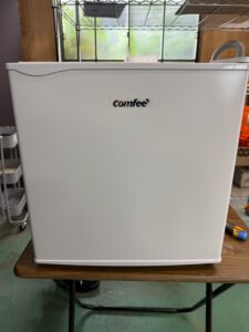 埼玉県戸田市でComfee1ドア冷蔵庫（RCD45WH/E・2023年製・45L）を出張買取｜天板・正面に凹みありでも3年以内で買取が実現