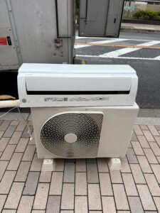 埼玉県川口市で東芝ルームエアコン（RAS-J251M・2022年製）を出張買取しました｜取り外しから搬出まで一括対応