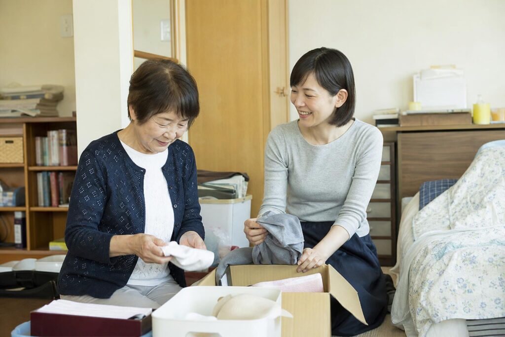 実家の片付けが進まない…親と一緒に始める「生前整理」のコツと出張買取の賢い使い方